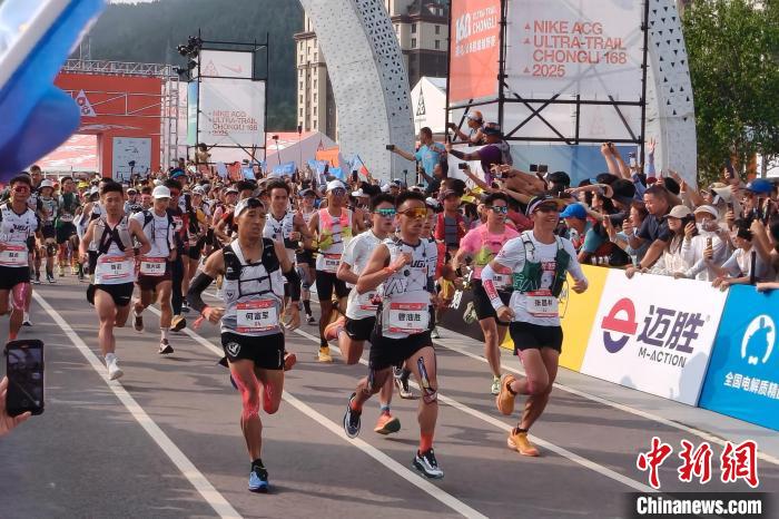 2025崇礼168超级越野赛开跑 逾万跑者共赴山野挑战
