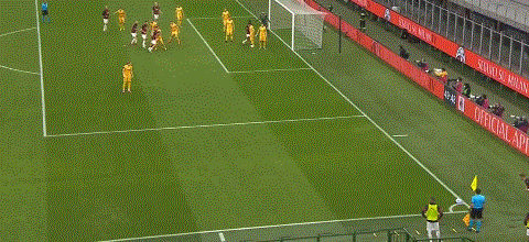 恰尔汉奥卢轻松射门。