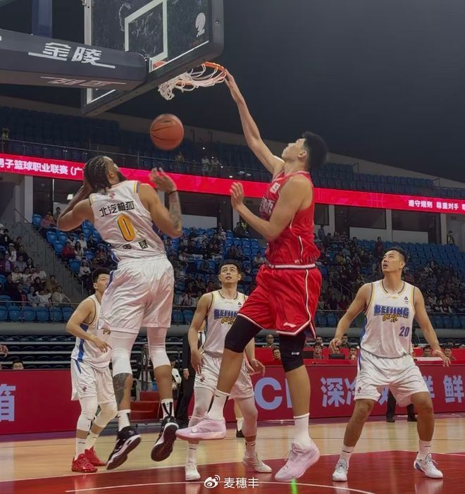 徐昕对阵周琦麦基难掩压力 广州不敌北京