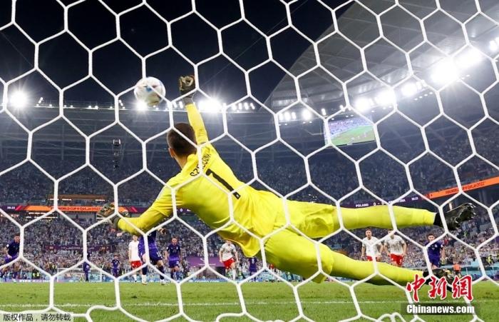 波兰门将神勇扑点球 助球