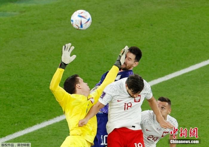 北京时间12月1日，卡塔尔世界杯小组赛C组第3轮，波兰队对阵阿根廷队。上半场，第38分钟，波兰队门将什琴斯尼禁区内打到梅西脸部，经var确认裁判判罚点球。梅西主罚点球被什琴斯尼神勇扑出。下半场，凭借麦卡利斯特和阿尔瓦雷斯的进球，阿根廷队2：0击败波兰队，两胜一负积6分，以小组第一出线，波兰队也以小组第二晋级。图为波兰队门将(黄)犯规瞬间。