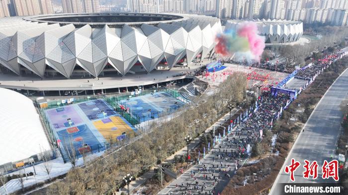 西宁元旦环城赛6000人开跑 首次引入芯片计时系统