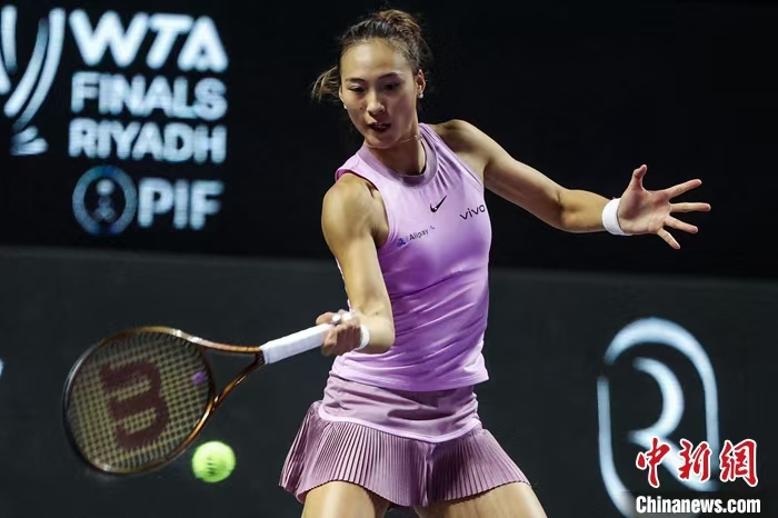 郑钦文首次参赛便晋级WTA年终总决赛四强，书写